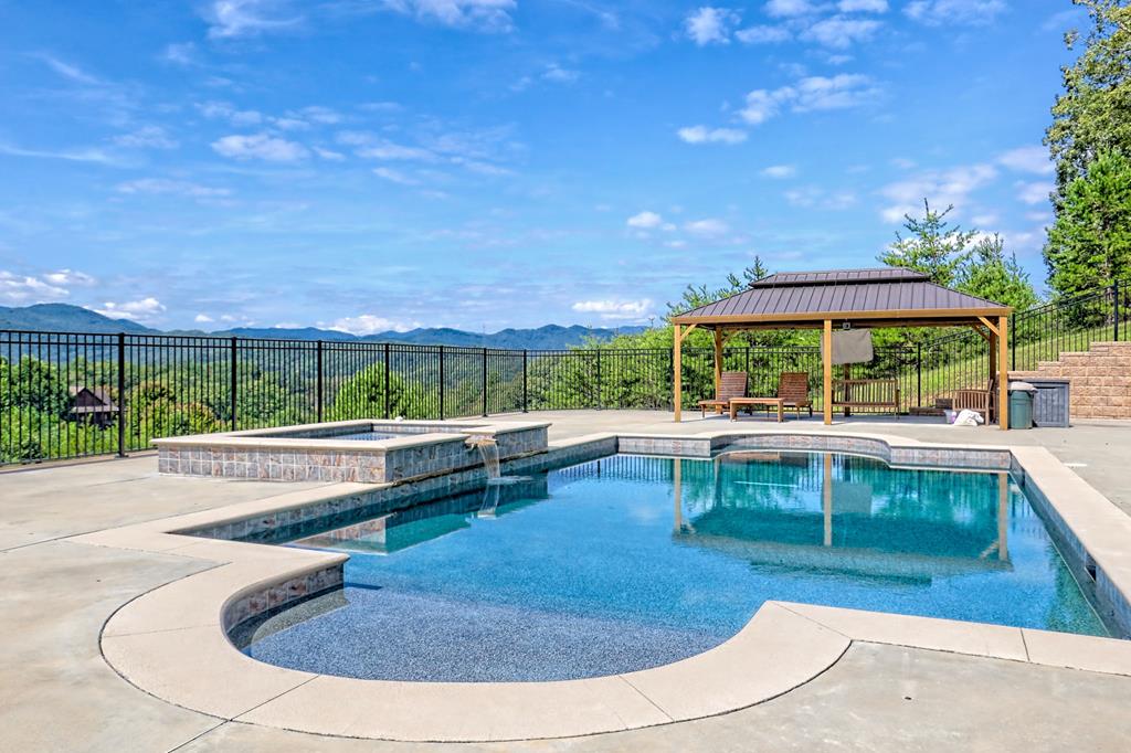 340 Autumn Trl, Franklin, NC, 28734, USA, 3 Bedrooms Bedrooms, ,4 BathroomsBathrooms,Residential,Active,340 Autumn Trl,434953