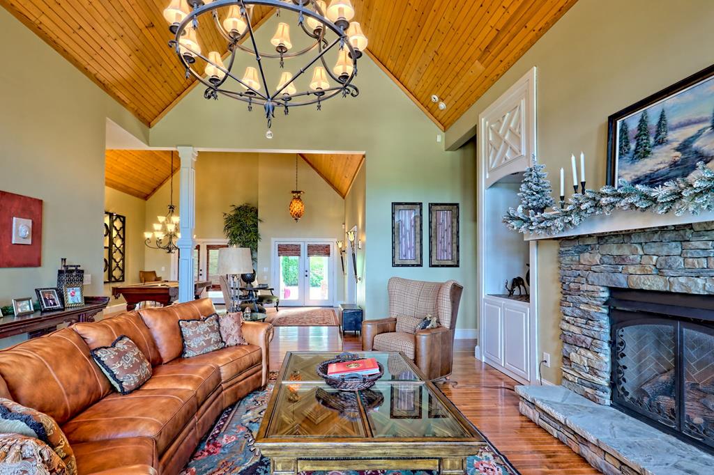 340 Autumn Trl, Franklin, NC, 28734, USA, 3 Bedrooms Bedrooms, ,4 BathroomsBathrooms,Residential,Active,340 Autumn Trl,434953