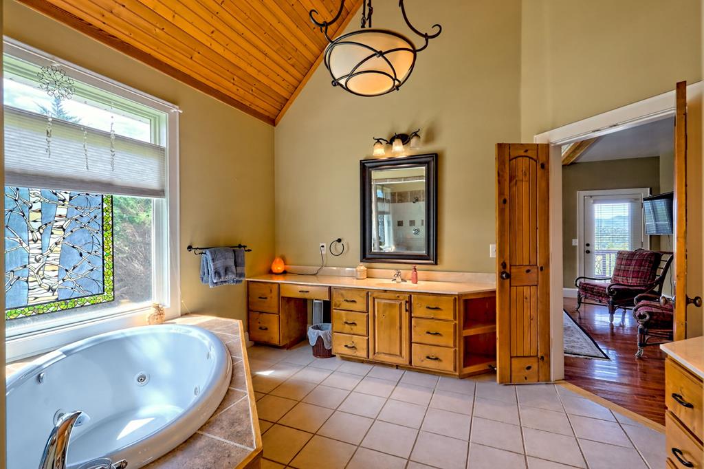 340 Autumn Trl, Franklin, NC, 28734, USA, 3 Bedrooms Bedrooms, ,4 BathroomsBathrooms,Residential,Active,340 Autumn Trl,434953