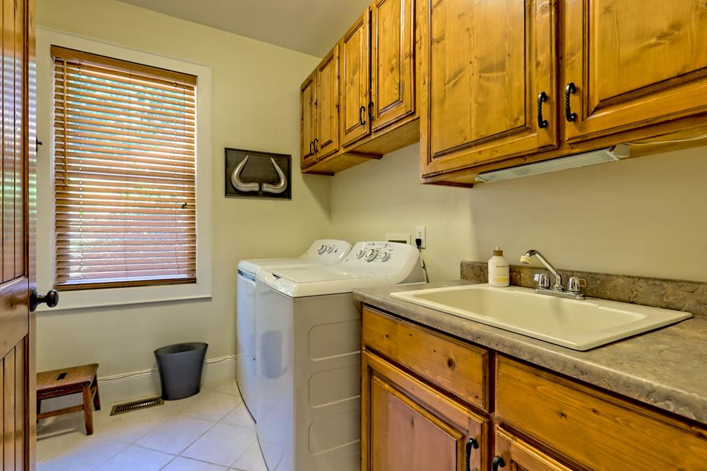 340 Autumn Trl, Franklin, NC, 28734, USA, 3 Bedrooms Bedrooms, ,4 BathroomsBathrooms,Residential,Active,340 Autumn Trl,434953