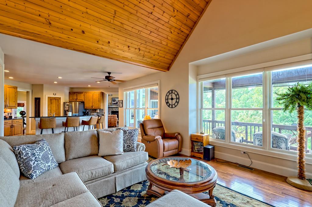 340 Autumn Trl, Franklin, NC, 28734, USA, 3 Bedrooms Bedrooms, ,4 BathroomsBathrooms,Residential,Active,340 Autumn Trl,434953