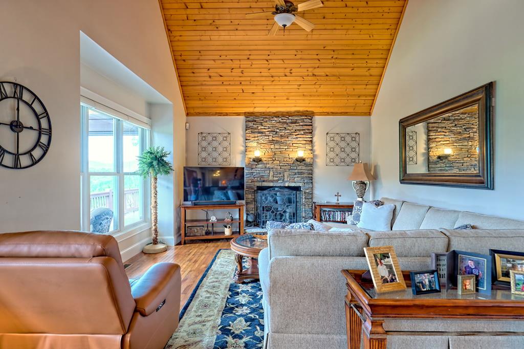 340 Autumn Trl, Franklin, NC, 28734, USA, 3 Bedrooms Bedrooms, ,4 BathroomsBathrooms,Residential,Active,340 Autumn Trl,434953