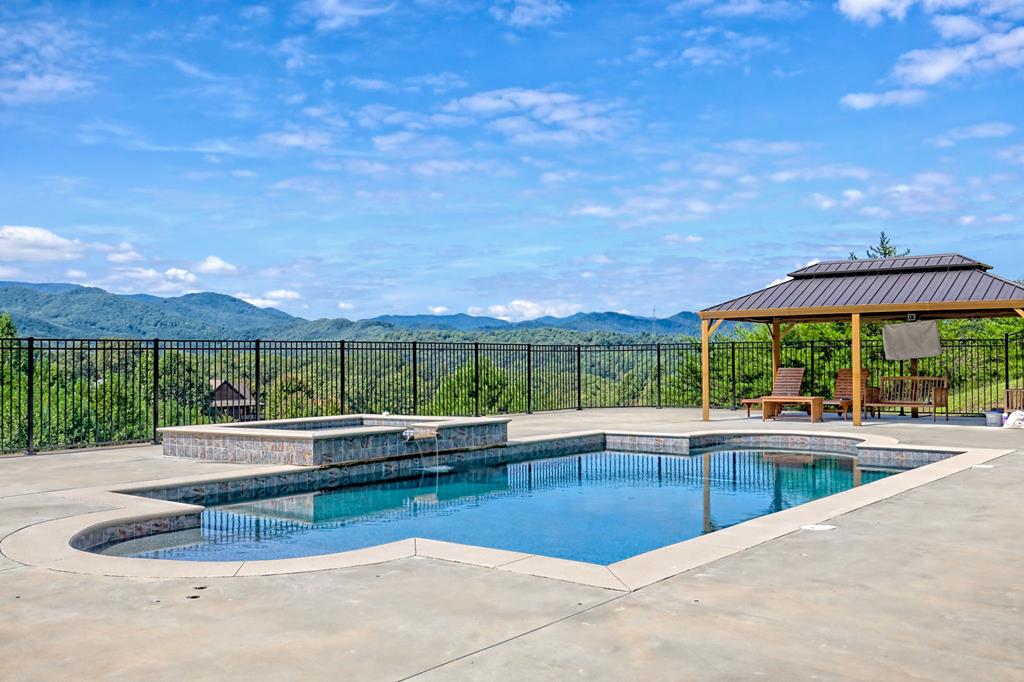 340 Autumn Trl, Franklin, NC, 28734, USA, 3 Bedrooms Bedrooms, ,4 BathroomsBathrooms,Residential,Active,340 Autumn Trl,434953