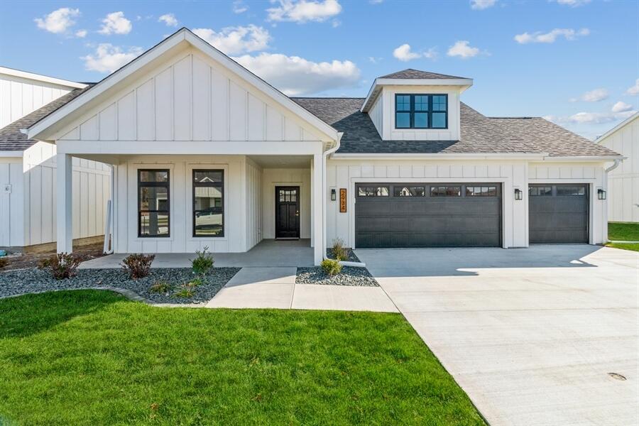 01_2934GreenHillsDr_2001_Small