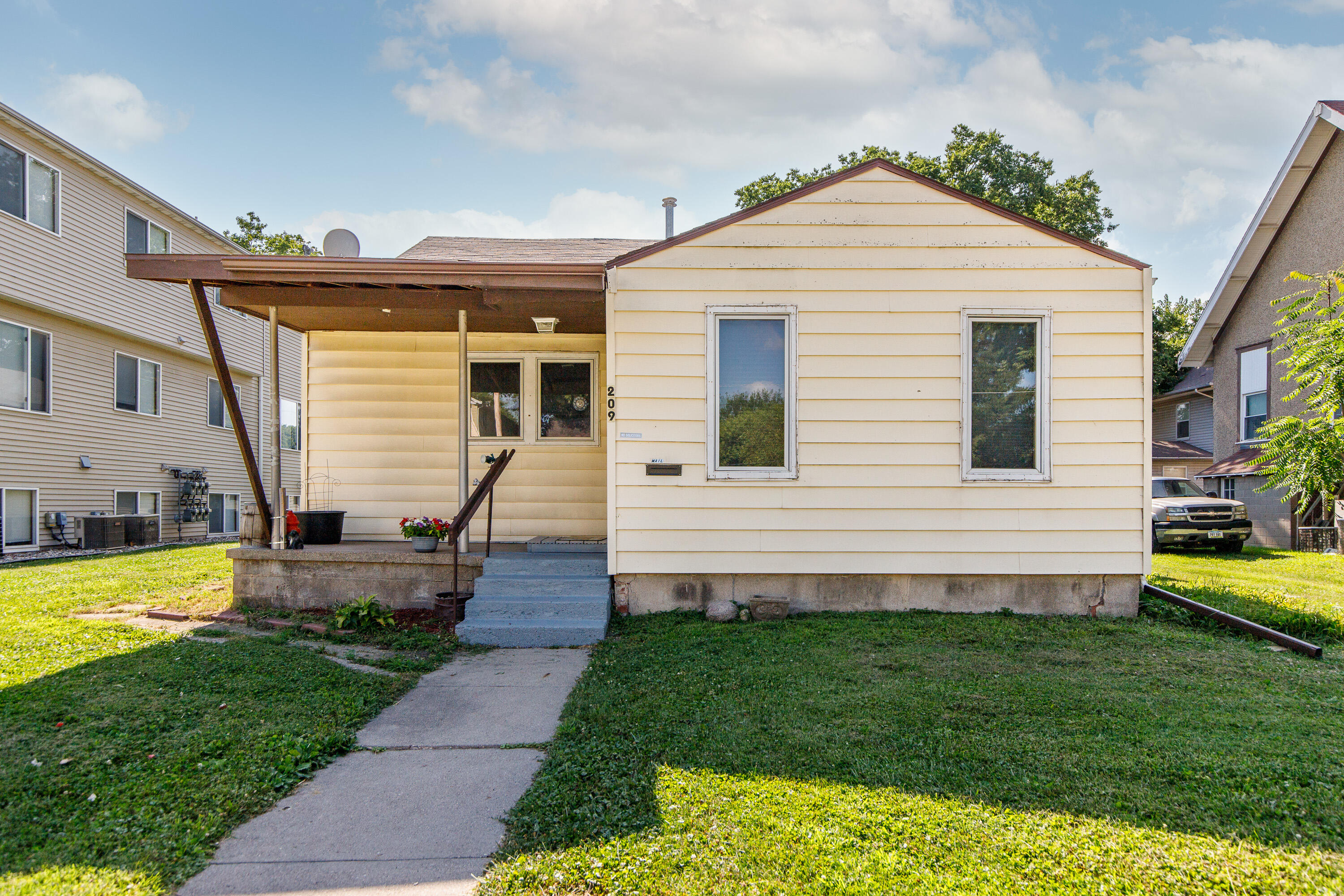 graphicbee02-209SKelloggAve-Ames
