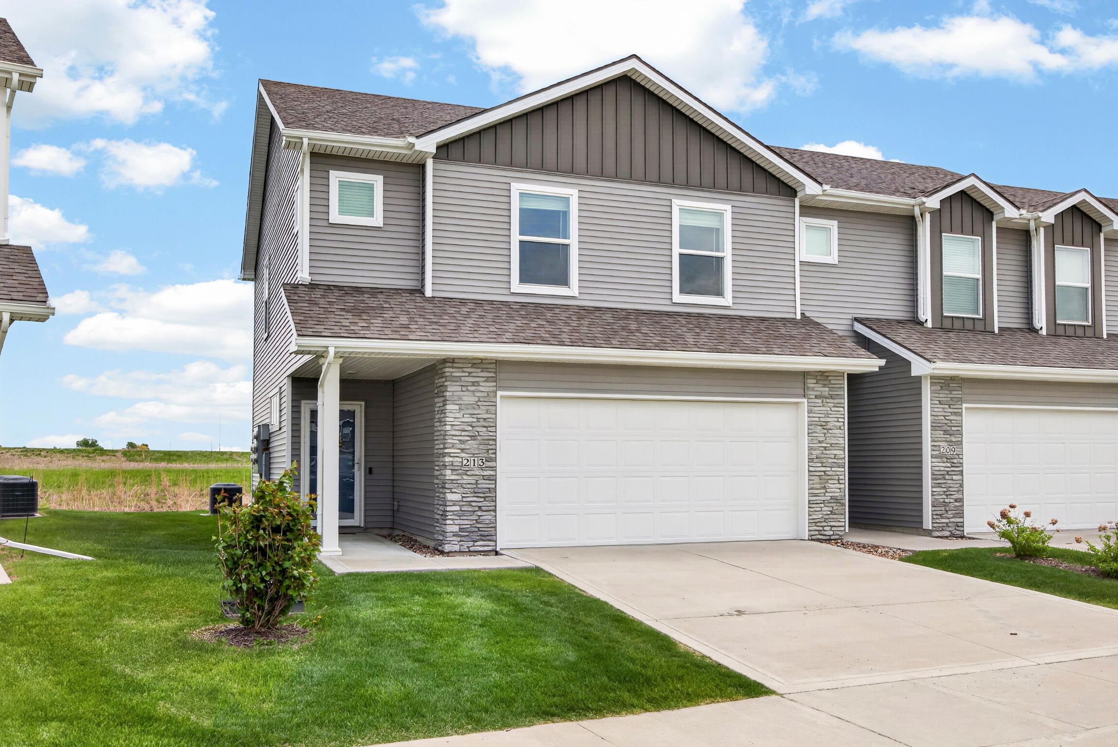 213 NE Glendale Ln-1