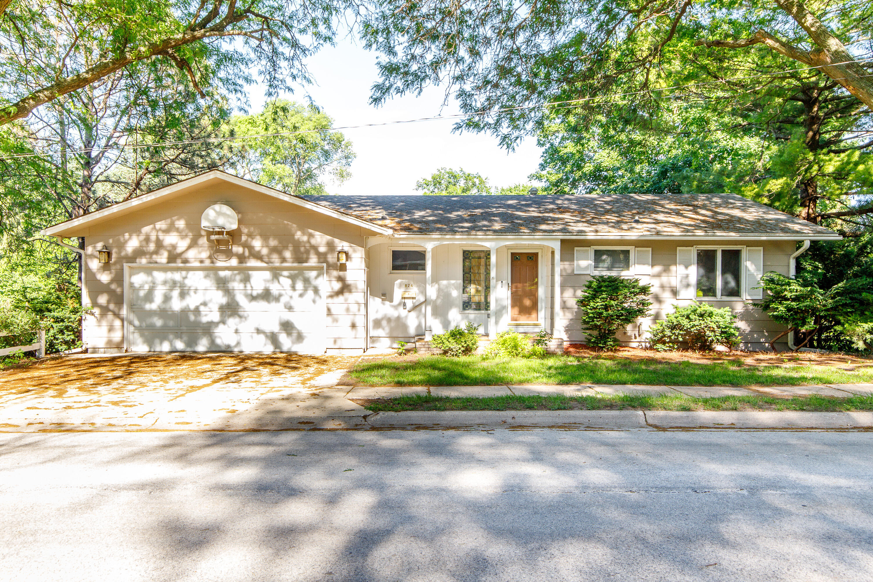 824 Hillcrest