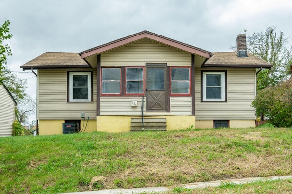 328 FOREST AVE, DES MOINES, IA 50314 - Image eded8b203af64468ef0f14f40e1f811b/3087136140