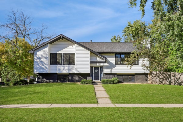 1607 RIO VALLEY DR, CLIVE, IA 50325 - Image ee1aef3c8bc90c95f57180b9dc96c72c/3079747812