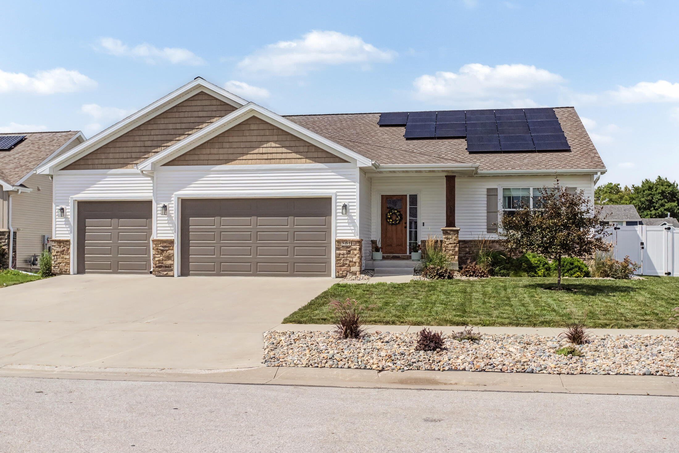 Photo 1 of 33 — 301 Hawthorne Circle, Gilbert, IA 50105