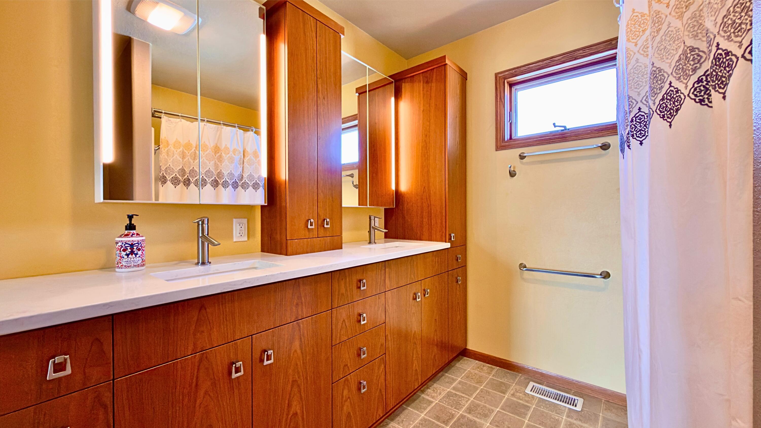 Manson, Iowa, 50563, United States, 5 Bedrooms Bedrooms, ,4 BathroomsBathrooms,Residential,Active,2041487