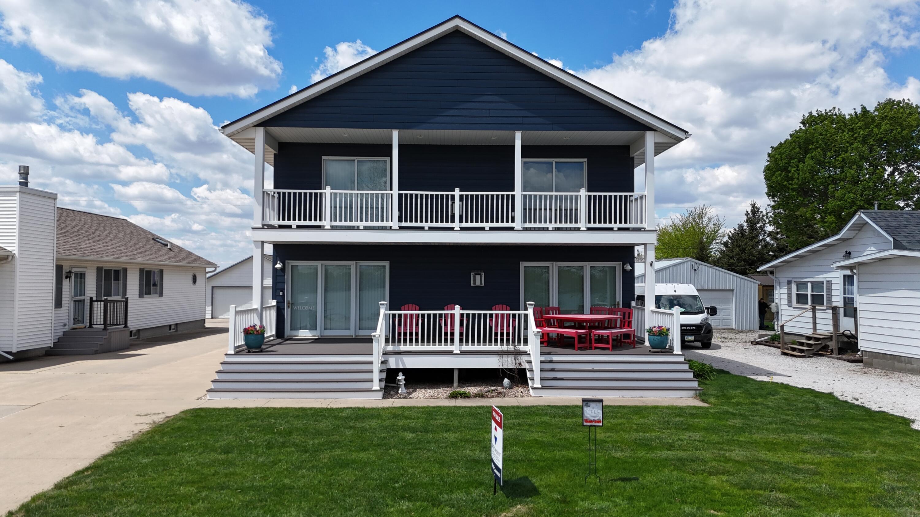 Manson, Iowa, 50563, United States, 5 Bedrooms Bedrooms, ,4 BathroomsBathrooms,Residential,Active,2041487