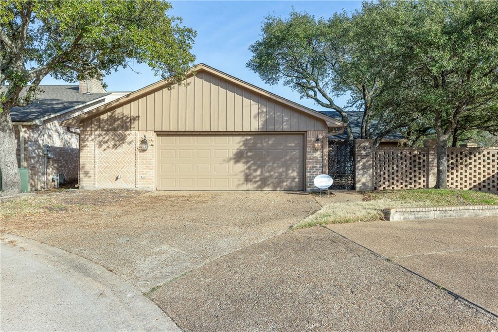 Photo of 1214 Brook Hollow Court, Bryan, TX 77802 (MLS # 26002437)