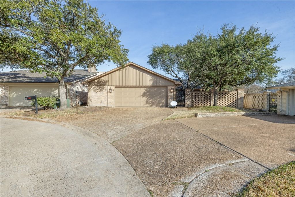 Photo of 1214 Brook Hollow Court, Bryan, TX 77802 (MLS # 26002437)