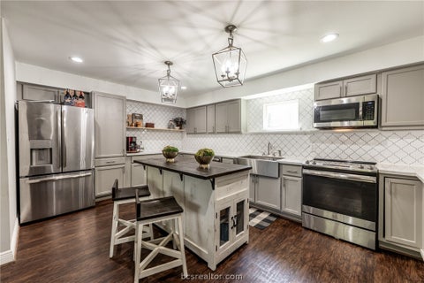 Tiny photo for 2120 Avenue R, Huntsville, TX 77340 (MLS # 26012102)