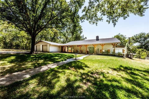 Photo of 2120 Avenue R, Huntsville, TX 77340 (MLS # 26012102)