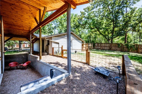 Tiny photo for 2120 Avenue R, Huntsville, TX 77340 (MLS # 26012102)