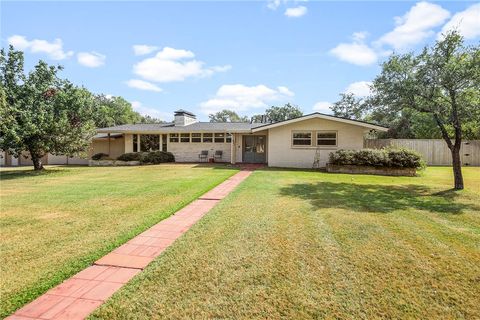 Photo of 801 S Rosemary Drive, Bryan, TX 77802 (MLS # 25011093)