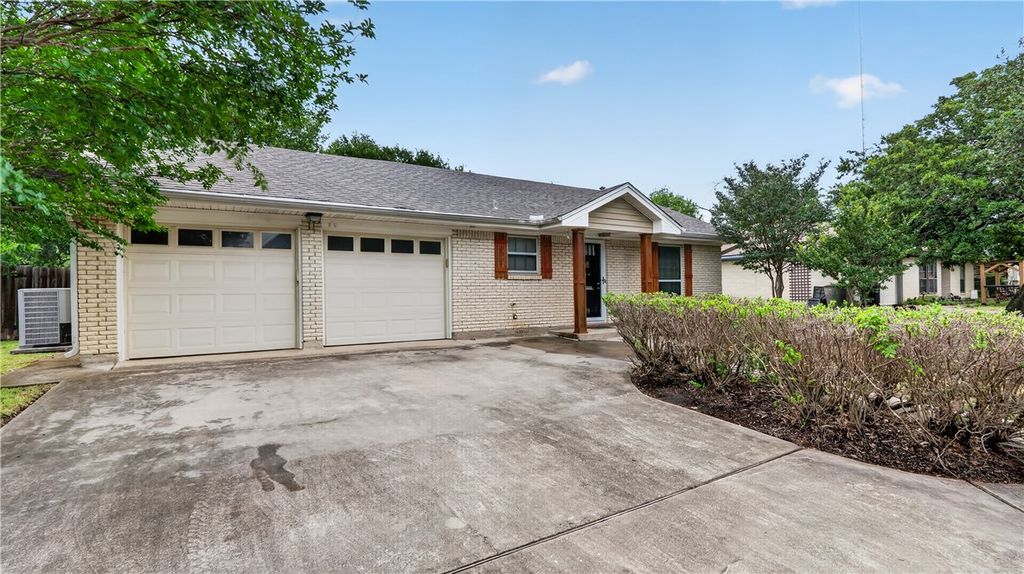 Photo of 2319 Carter Creek Parkway, Bryan, TX 77802 (MLS # 26006178)