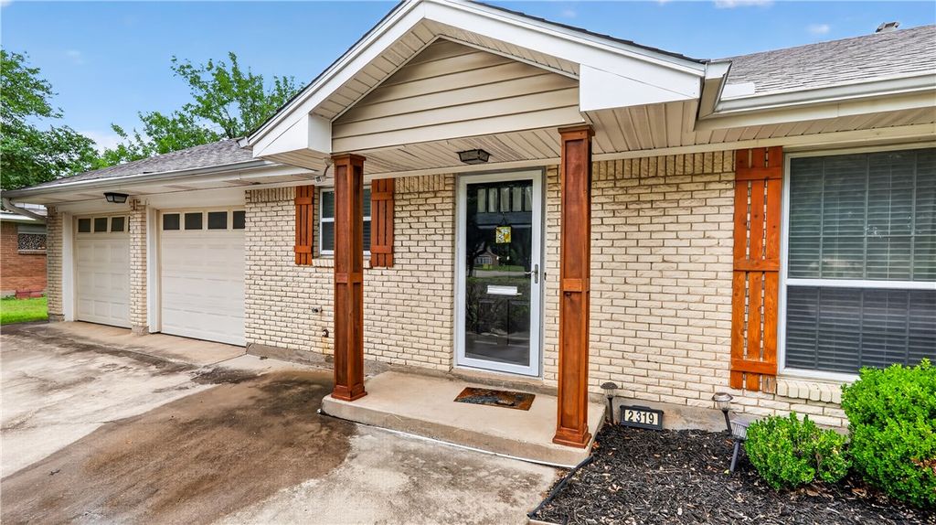 Photo of 2319 Carter Creek Parkway, Bryan, TX 77802 (MLS # 26006178)