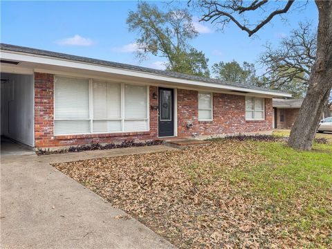 Tiny photo for 216 North Avenue W, Bryan, TX 77801 (MLS # 26000981)