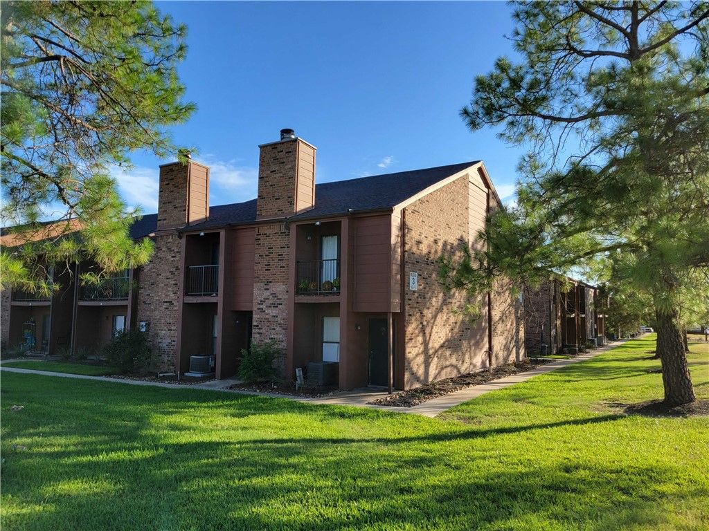 Photo of 904 University Oaks Boulevard #17, College Station, TX 77840 (MLS # 26002950)