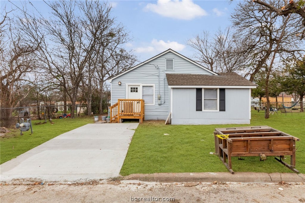 Photo of 806 Walnut Street, Bryan, TX 77803 (MLS # 26011437)