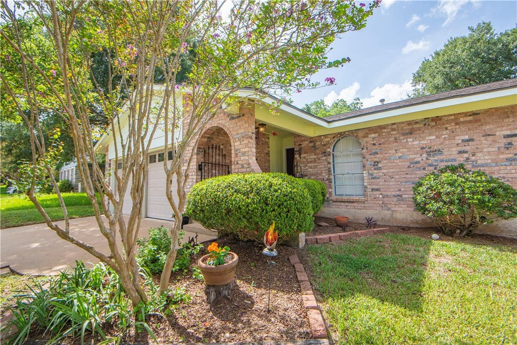 Photo of 1003 Lawndale Avenue, Brenham, TX 77833 (MLS # 26009307)