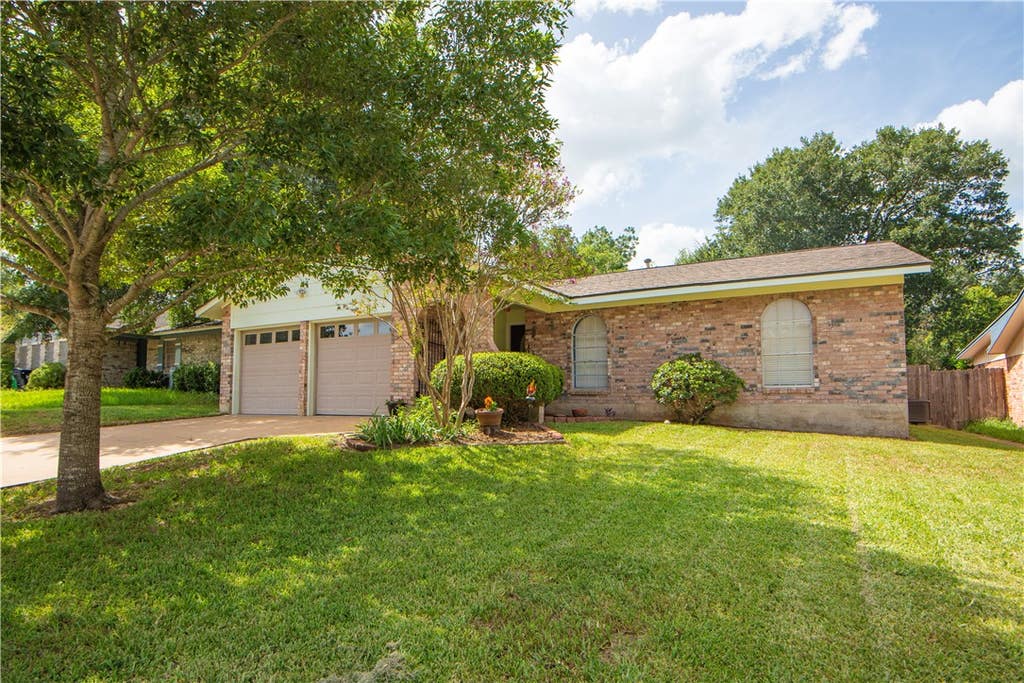 Photo of 1003 Lawndale Avenue, Brenham, TX 77833 (MLS # 26009307)
