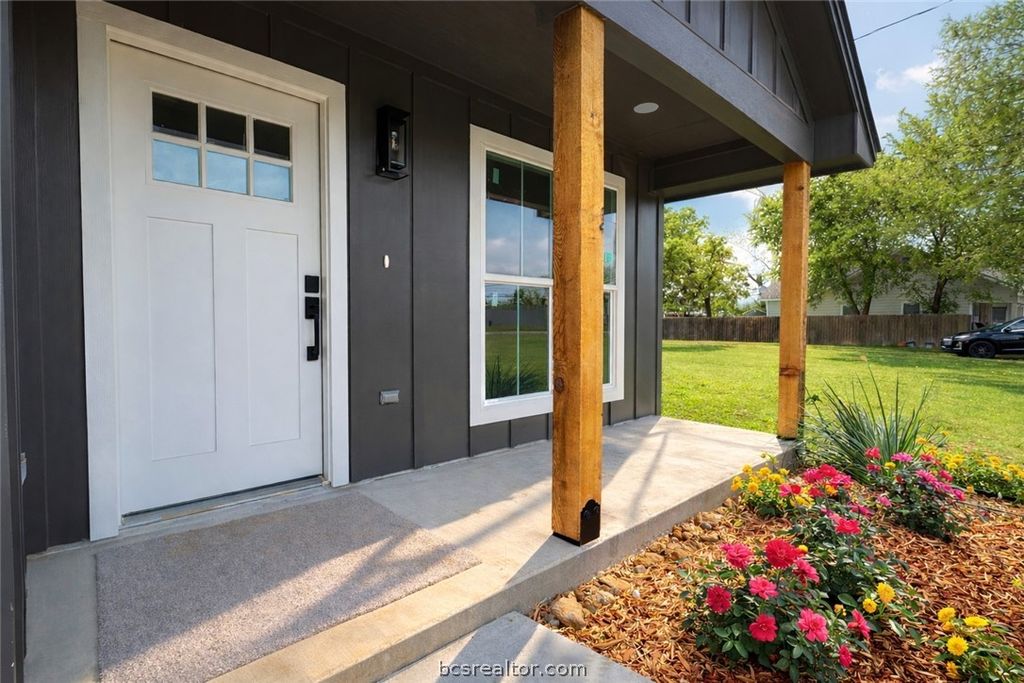 Photo of 309 Wheelock Street, Franklin, TX 77856 (MLS # 26004669)