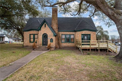 Photo of 706 E Main Street, Madisonville, TX 77864 (MLS # 26001974)