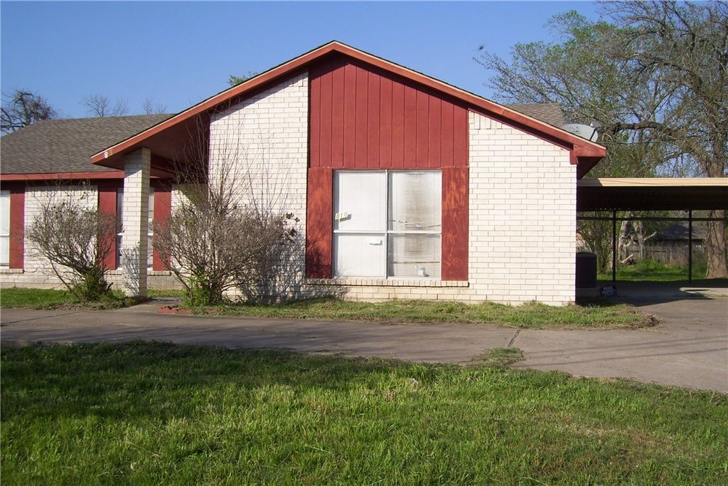 Photo of 810 Foster Street, Navasota, TX 77868 (MLS # 25009964)