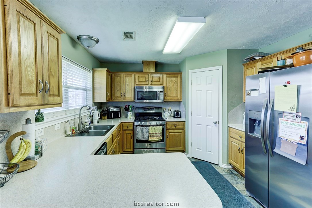 College Station, Texas 77845, United States, 4 Bedrooms Bedrooms, ,2 BathroomsBathrooms,Residential,Pending,58371