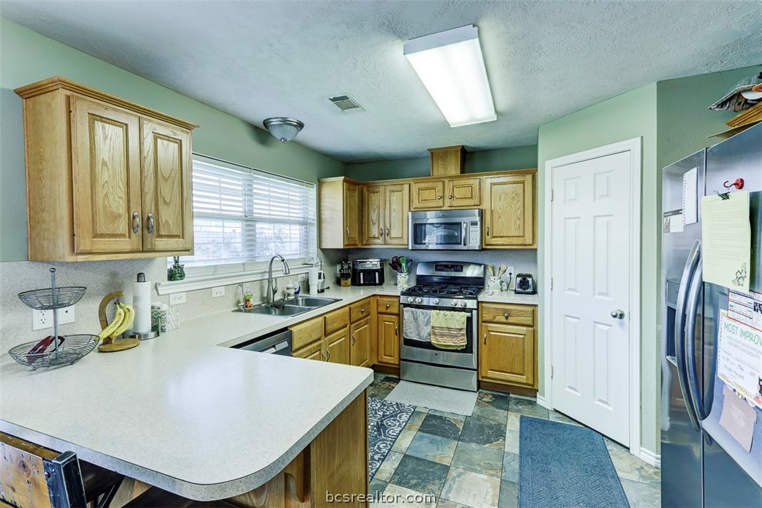 College Station, Texas 77845, United States, 4 Bedrooms Bedrooms, ,2 BathroomsBathrooms,Residential,Pending,58371