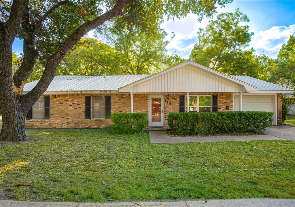 Photo of 114 Wood Street, Navasota, TX 77868 (MLS # 25010303)