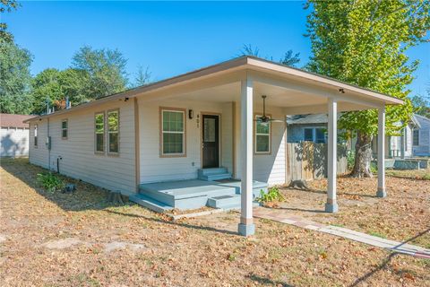 Photo of 401 E Third Street, Hearne, TX 77859 (MLS # 25011010)