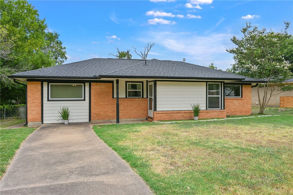 Photo of 1915 Vinewood Drive, Bryan, TX 77802 (MLS # 26009020)