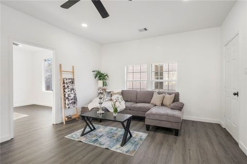 Tiny photo for 906 E Washington Avenue, Navasota, TX 77868 (MLS # 26003335)