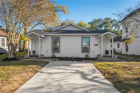 Tiny photo for 906 E Washington Avenue, Navasota, TX 77868 (MLS # 26003335)