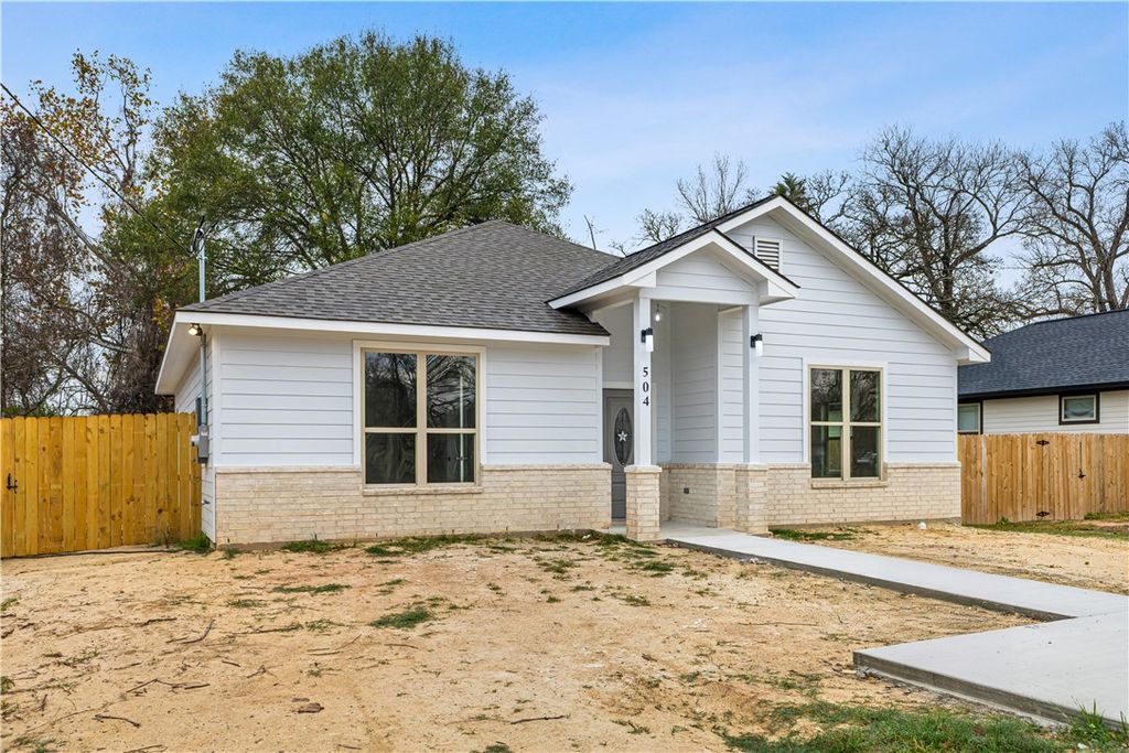 Photo of 504 W Tenth Street, Hearne, TX 77859 (MLS # 25010328)