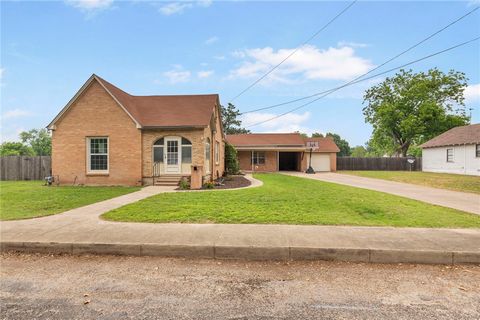 Photo of 704 E 15th, Cameron, TX 76520 (MLS # 26005193)