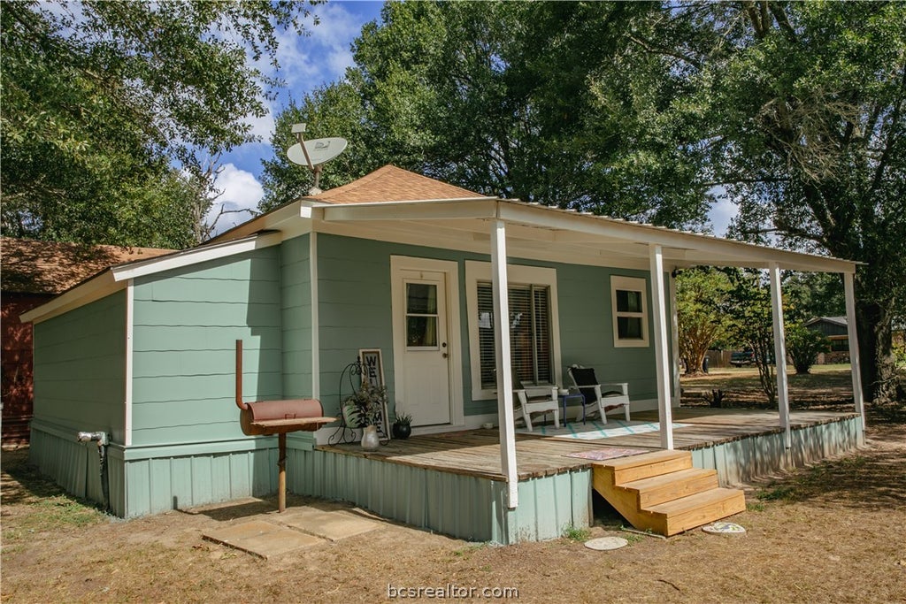 Photo of 845 2nd Street, Somerville, TX 77879 (MLS # 26011557)