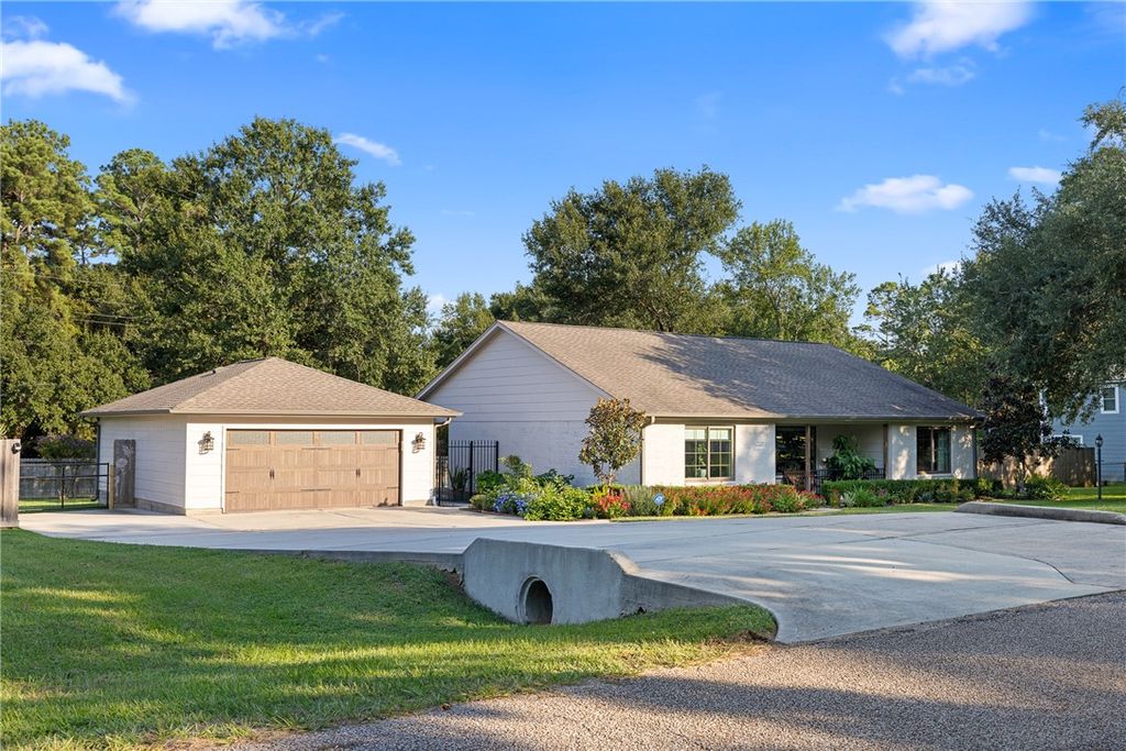 Photo of 13210 Crest Dr Dr, Willis, TX 77318 (MLS # 25009856)