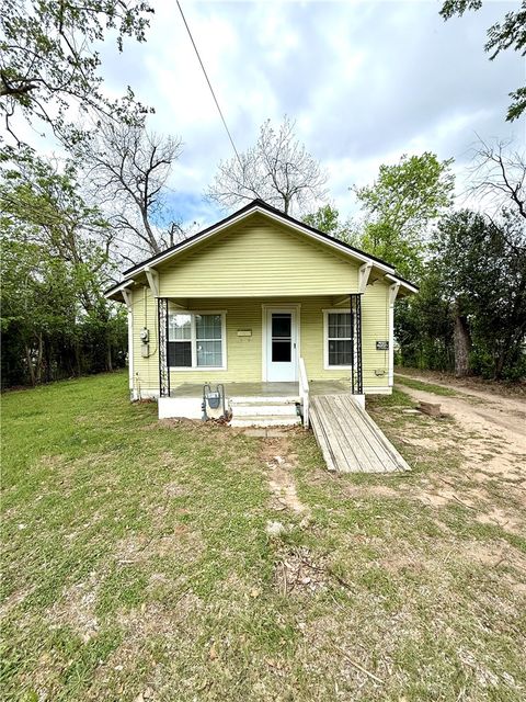 Photo of 104 N Karnes, Cameron, TX 76520 (MLS # 26005271)