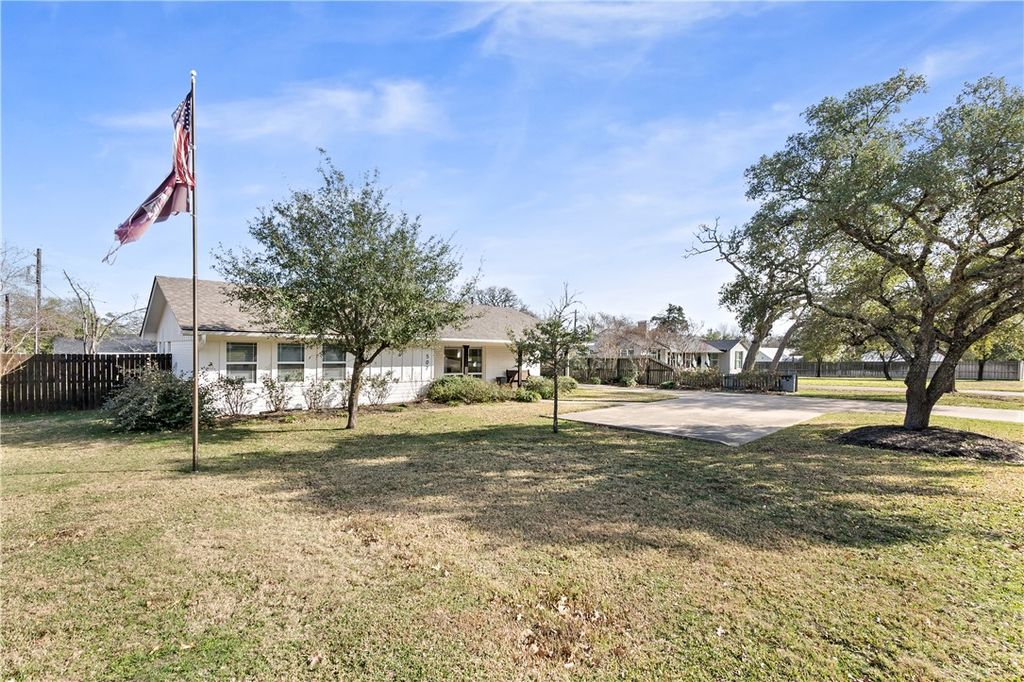 Photo of 507 Crescent Drive, Bryan, TX 77801 (MLS # 25013324)