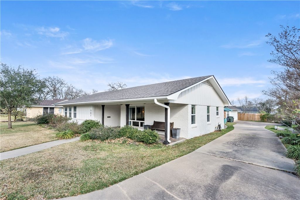 Photo of 507 Crescent Drive, Bryan, TX 77801 (MLS # 25013324)