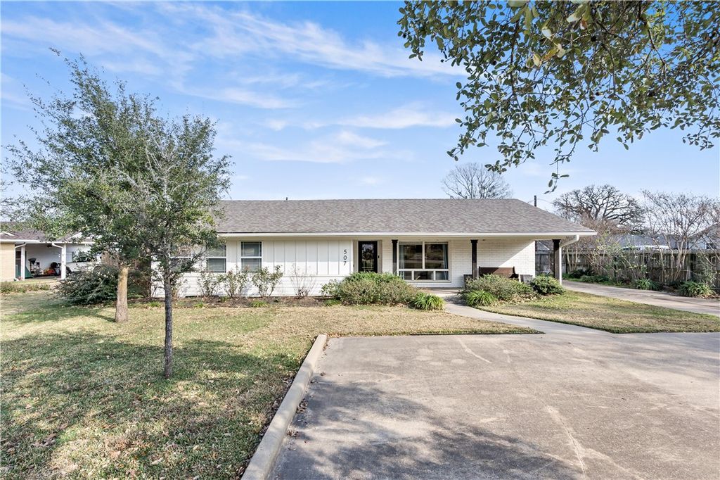 Photo of 507 Crescent Drive, Bryan, TX 77801 (MLS # 25013324)