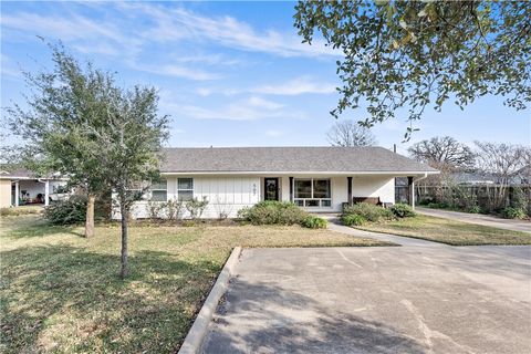 Photo of 507 Crescent Drive, Bryan, TX 77801 (MLS # 25013324)