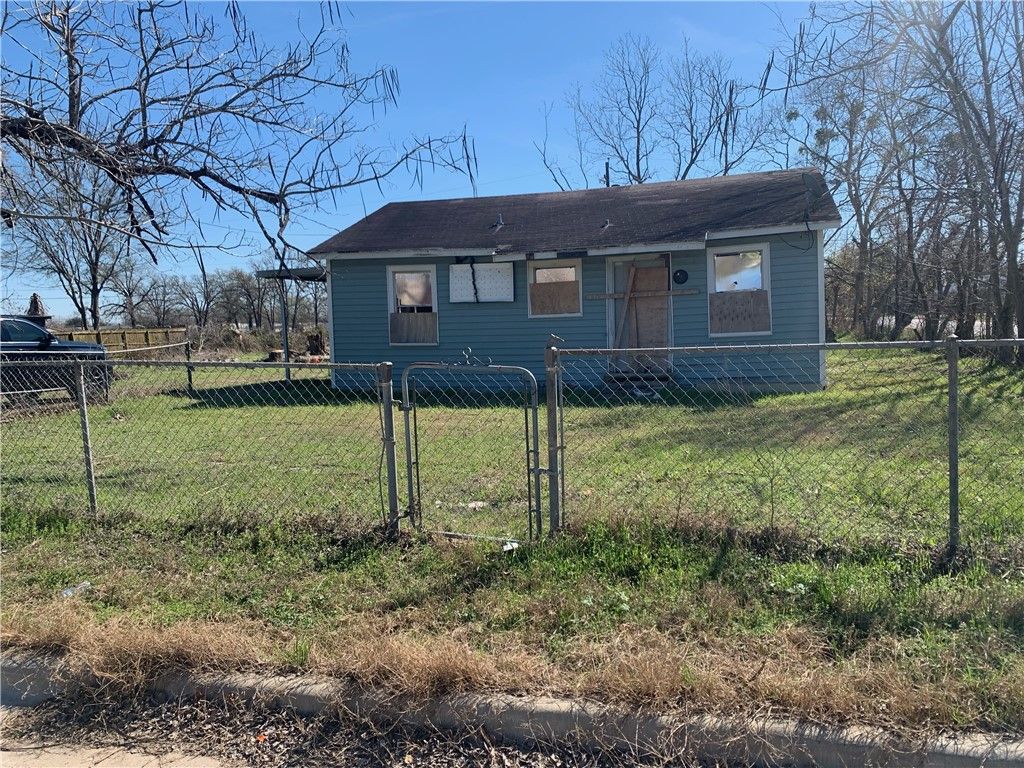 Photo of 813 Foster Street, Navasota, TX 77868 (MLS # 26002342)