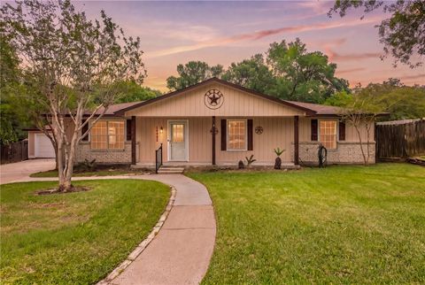 Tiny photo for 10802 Estelle Circle, Montgomery, TX 77356 (MLS # 26005508)